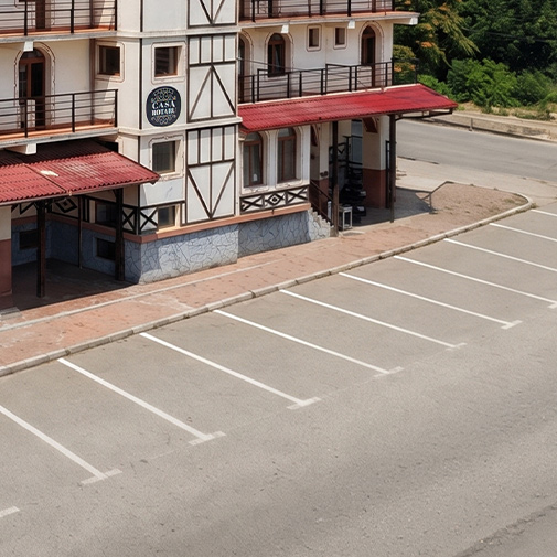 Parcare privată la Casa Rotaru, facilități de cazare pentru muncitori